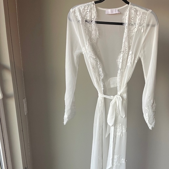 Luxurious Sheer Lace Robe in White - Picture 6 of 6